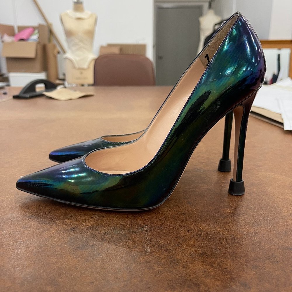 💙 HOST PICK 💙 Gianvito Rossi iridescent leather pumps - Picture 5 of 9